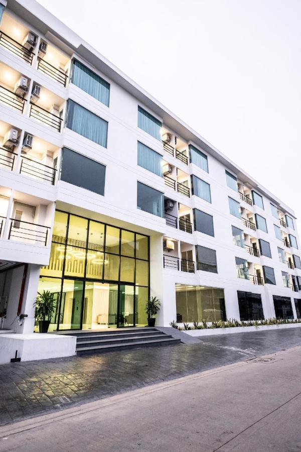 The Airport Courtyard Suvarnabhumi Airport Bangkok Exterior photo The hotel's entrance