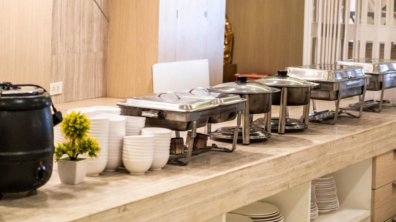 The Airport Courtyard Suvarnabhumi Airport Bangkok Exterior photo A row of chafing dishes