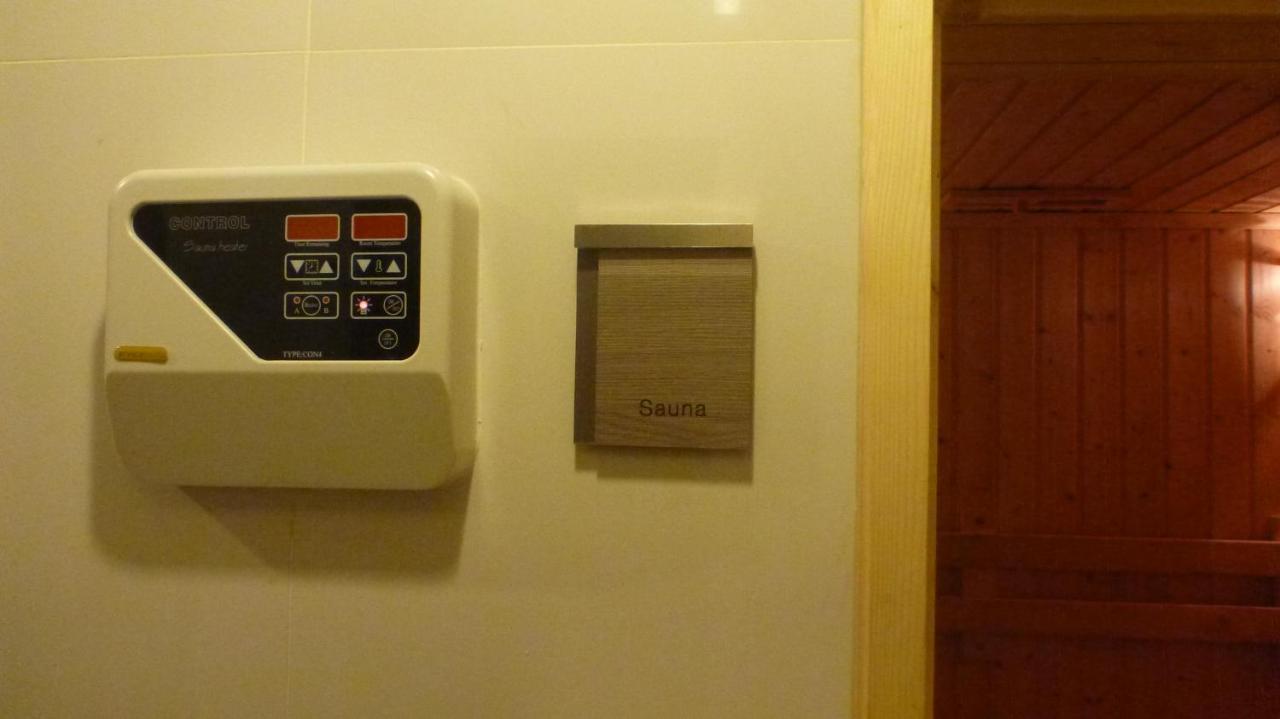 The Airport Courtyard Suvarnabhumi Airport Bangkok Exterior photo A shower panel