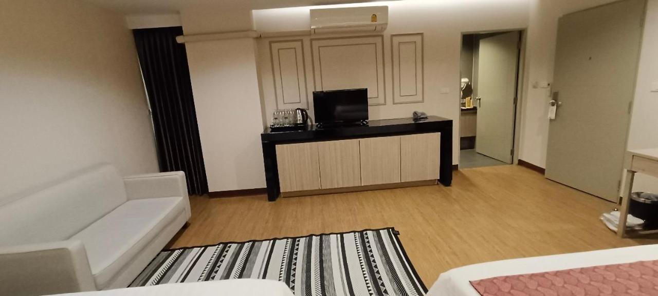 The Airport Courtyard Suvarnabhumi Airport Bangkok Exterior photo A room at the hotel